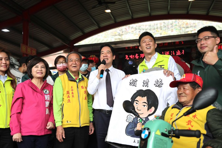 副總統前往「台南鹽水武廟」參香暨發放福袋，並致詞