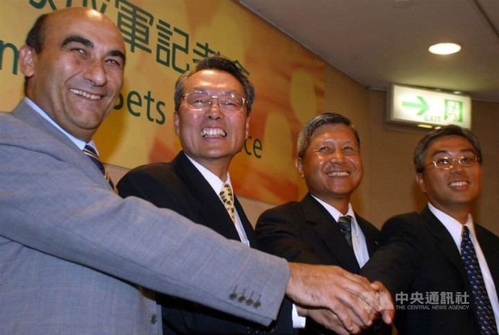 Gianfranco Lanci (left) and Stan Shih (second left), founder and honorary chairman of Acer Inc. CNA file photo
