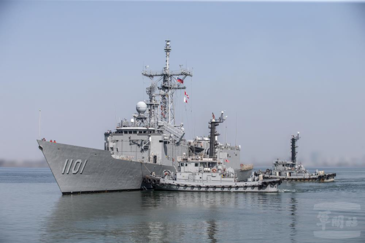 海軍港務隊中的拖駁艇，平時負責協助軍艦進出港口及船艦離靠碼頭之任務。