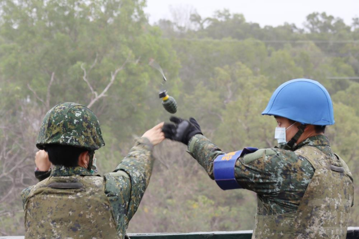 陸軍步兵104旅日前實施志願役預備軍官及專業軍士官班手榴彈實彈投擲訓練。（陸軍第十軍團提供）