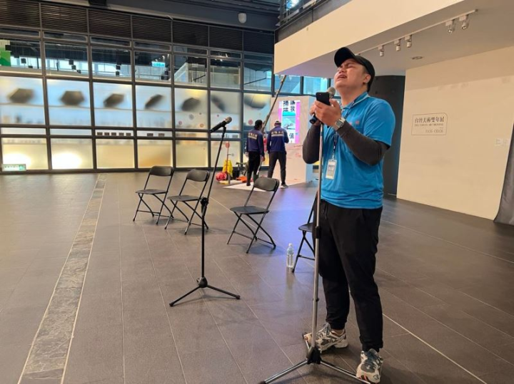 陳彥斌Fangas_Nayaw，亞人阿咪使_工程失誤，2022，複合媒材裝置暨行為演出，尺寸依場地而定，藝術家提供。