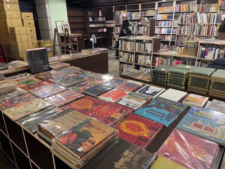 提起「墨林」，台南二手書迷無不知曉，這家二手書店已開張近18年，店內藏書豐富。