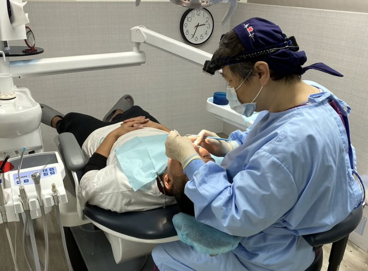 新北市政府原住民族行政局與新北牙醫師公會合作，補助原住民族長者裝假牙，經牙醫師專業評估後，最高可補助新台幣4萬4000元。圖為烏來區口腔醫療站牙醫師為族人評估裝置假牙。（新北市原民局提供）