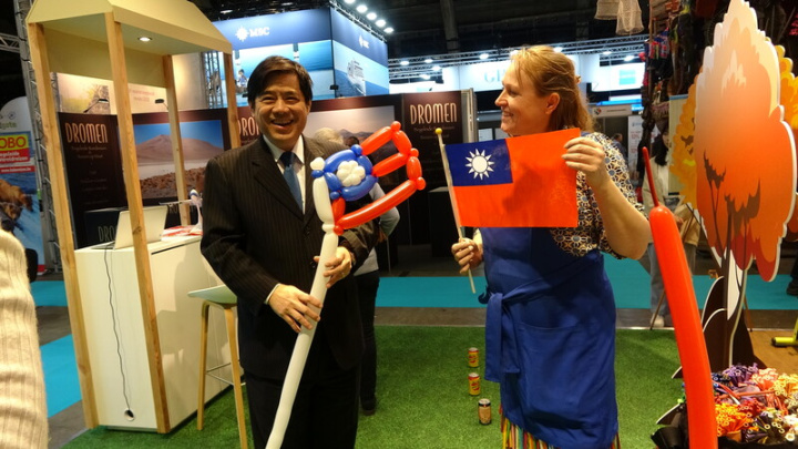 駐歐盟兼駐比利時代表處邀請氣球藝術家（右）在台灣館表演，駐處代表陳立國（左）請她製作一面國旗，她只花1分鐘就完成。