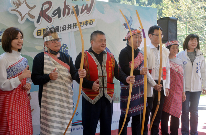 新北市烏來區Rahaw信賢日照中心18日熱鬧開幕，當地多名泰雅族長者出席啟用典禮，對於新增一處日照中心可供活動，感到相當開心。