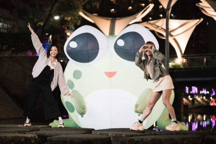 一年一度的新莊中港大排光雕展2月10日起到3月26日盛大登場，以河川整治後的水域生態復育成果作為設計構想，有KUSO風格與逗趣大眼的可愛造型動物。（新北水利局提供）