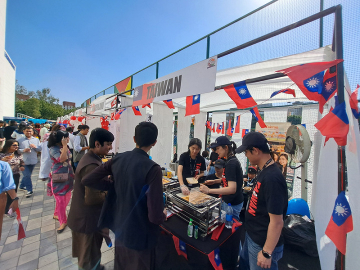 位於新德里的英國學校12日舉辦國際日園遊會，4名台灣媽媽秀出好手藝，做出鳳梨酥、杯子蛋糕、滷蛋和奶茶等美食，廣受歡迎。