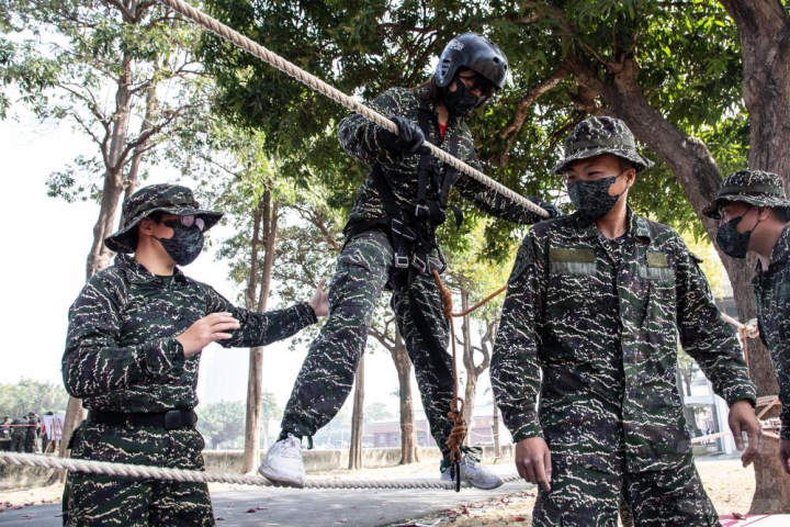 在山地訓練課程中，學員參與突擊吊橋課程。