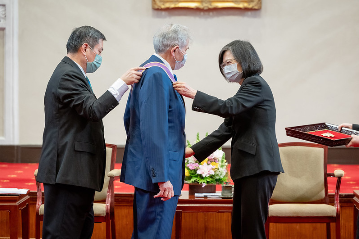 蔡英文總統8日上午頒授美台商業協會（USTBC）榮譽主席伍佛維茲（Paul D. Wolfowitz）「大綬景星勳章」