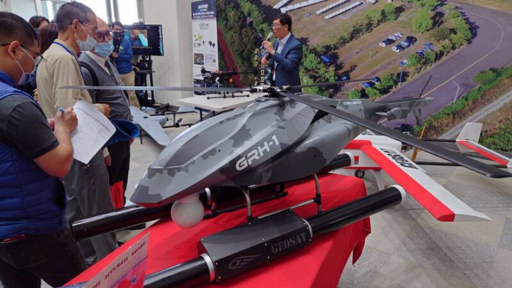 嘉義縣亞洲無人機AI創新應用研發中心的進駐單位7日展示最新型無人機，其中一款戰術偵搜無人直升機可掛載火箭彈，相當引人注目