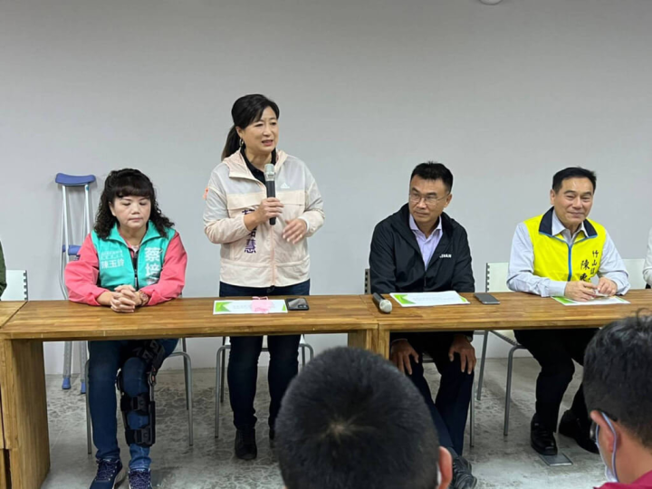 民進黨南投縣第2選區立委補選參選人蔡培慧（左2）11日上午邀請農委會主委陳吉仲（右2）到竹山鎮遊山茶訪茶文化館與竹山鎮青農座談。（蔡培慧總部提供）