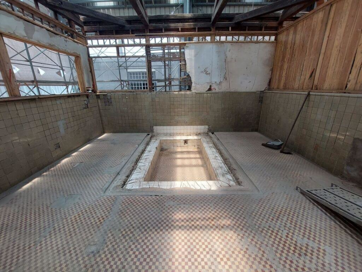 位處台南市舊城核心的日治「原台南刑務所木造建築群」已開工修復，且在過程中發現完整「浴池」遺構。（台南市文資處提供）