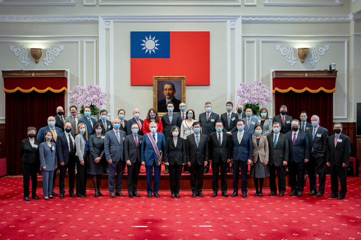 President Tsai poses for a photo with a delegation led by Chairman Emeritus of USTBC Paul D. Wolfowitz.