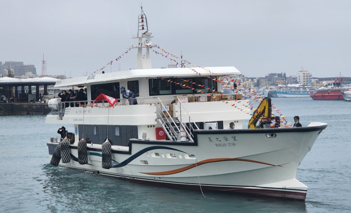 澎湖縣政府新建「望安之星」離島交通客貨船，23日舉行首航儀式。