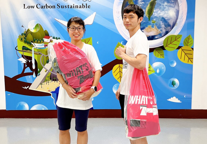 2023新北市萬金石馬拉松3月19日開跑，新北市府指出，今年把提供選手的衣物保管袋與新北專用垃圾袋結合，改為限定款「衣保萬用袋」，落實減塑環保理念。（新北環保局提供）