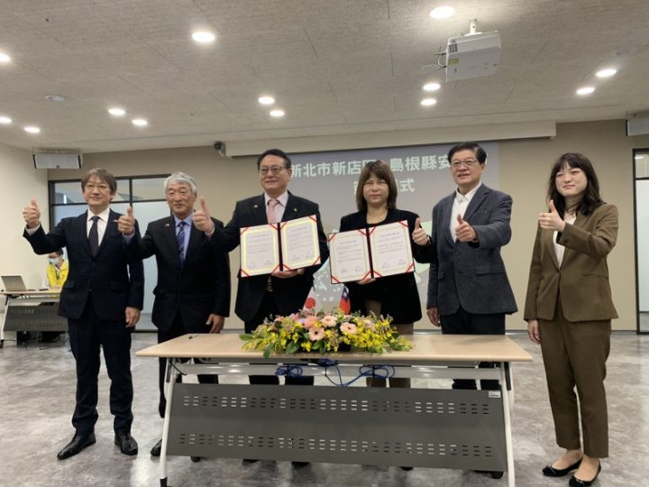 新北市新店區長陳怡君（右3）及日本島根縣安來市長田中武夫（左3）7日在新店行政園區簽署「友好交流都市備忘錄」，雙方承諾將致力協助產業、觀光、教育、體育、文化藝術、培育人才等領域交流合作。國民黨立委羅明才（右2）與日本台灣交流協會經濟部主任有岡美奈（右）也出席觀禮。