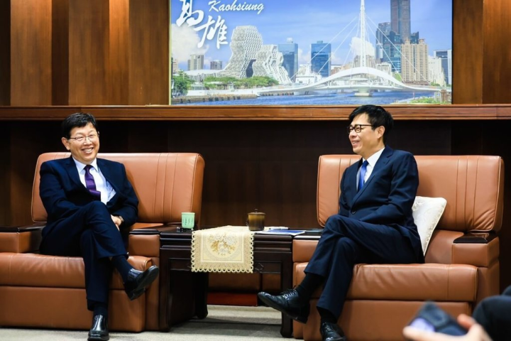 鴻海董事長劉揚偉（左）15日率高階團隊拜會高雄市長陳其邁（右），針對在高雄建立完整電動車關鍵零組件供應鏈等議題進行交流。（高雄市政府提供）