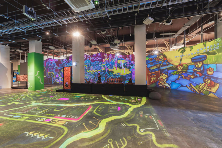 位於屏菸1936文化基地16號倉庫「屏東原民館」22日開幕，分成常設展與特展區，常設展共有7大展區，展出原住民建築、器物、藝術創作等，運用數位與聲光技術，打造沉浸式氛圍，呈現原民文化與生活樣貌。（屏東縣政府提供）