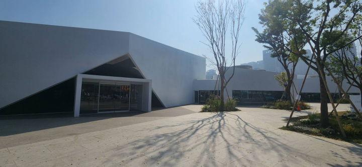 位於高美館園區西側的「內惟藝術中心」，帶狀型的白色建築群設計，出自劉培森建築師之手，是高雄市新興熱門文化據點。