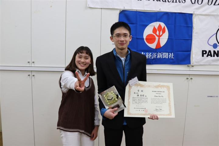 Taiwan's representatives Chen Xin (left) and Chen Yen-yu take a picture after the tournament concludes in Tokyo Wednesday. Photo courtesy of HaiFong Go Association