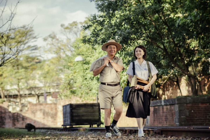 資深藝人蔡振南（左）在國家電影及視聽文化中心年度形象影片「藏鏡人」中，和演員項婕如（右）共同致敬經典電影「戀戀風塵」。（國家影視聽中心提供）