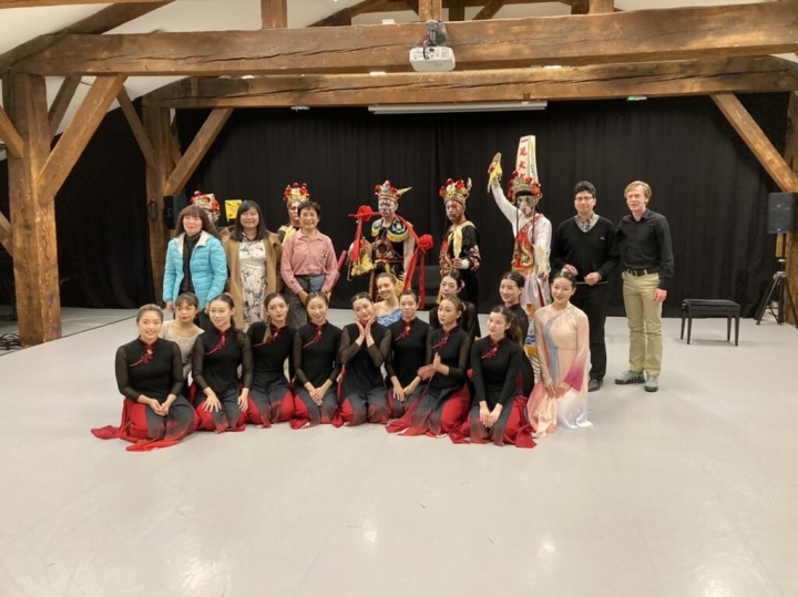 除10至26日的嘉年華外，文化交流也是出訪重點。圖為台灣團隊於里昂的國家舞蹈中心進行教育座談演出。（台南應用科技大學提供）