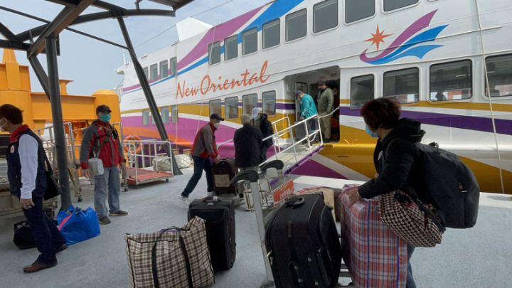 「金馬地區居民春節交通專案」自今年1月7日施行，金門到廈門每天1航班，有效滿足金門民眾與中國配偶春節需求；行政院2月7日再宣布推動小三通常態化，並於10日恢復金門–泉州航線；依金門縣府觀光處統計，到24日止，金廈與金泉兩條航線已累積入出境6894人次。圖為2023年2月20日旅客在水頭碼頭陸續下船。