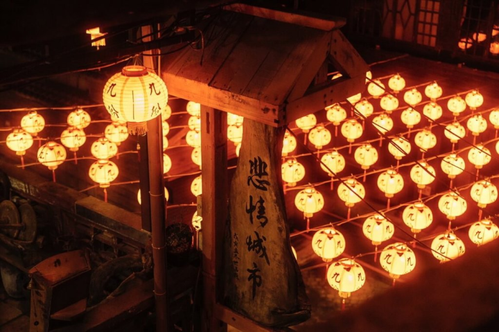 「九份紅燈籠祭」24日晚間在新北市瑞芳區九份昇平戲院廣場點燈，市府盼透過紅燈籠祭的夜色活動，帶動九份觀光產業人潮。（新北市府觀光旅遊局提供）