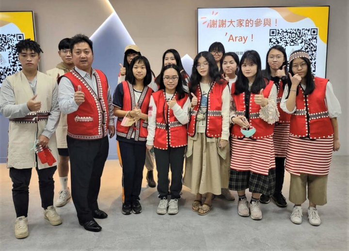 賽夏族語老師風英輝（前左2）獲原住民族委員會112年「原住民族語言推廣獎」。圖為風英輝擔任輔仁大學賽夏族語課程講師，培育年輕族語人才。（新北市教育局提供）