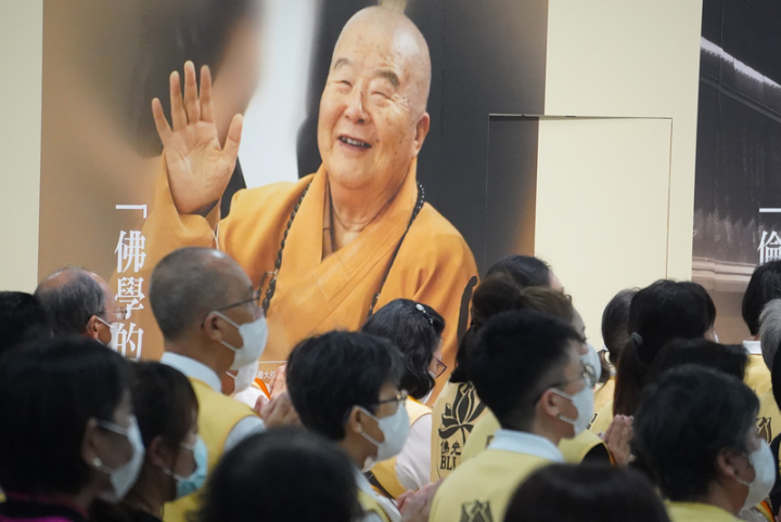 佛光山開山宗長星雲法師辭世，佛光山13日舉行圓寂讚頌典禮，許多信眾到場向星雲法師追思致敬。 (圖：中央社)