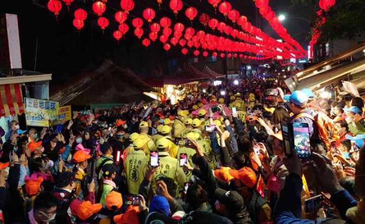 2023白沙屯媽祖徒步進香活動12日凌晨自苗栗縣通霄鎮拱天宮起駕出發，數萬名信徒塞爆週邊巷道，亦步亦趨跟隨有「粉紅超跑」之稱的媽祖鑾轎，展開為期9天8夜的一年一度宗教盛事。