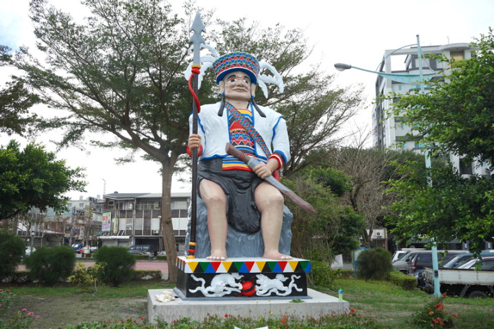 花蓮縣吉安鄉南昌村娜荳蘭部落一座高5公尺的Vakway大頭目石像約有60年歷史，曾是部落重要地標，因大火遷移數十年，近日經吉安鄉公所修繕後移回原處，族人將於22日舉辦安座儀式。