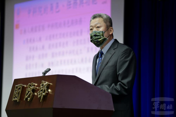 中科院齊立平所長於國防部記者會中，說明該院發展無人機國家隊的角色與任務。