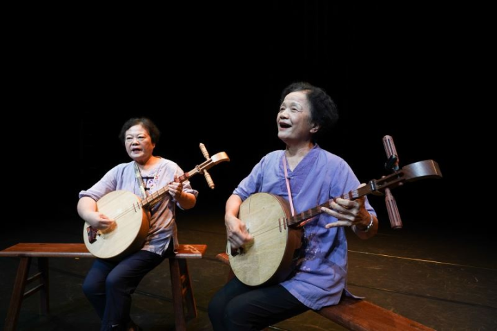 滿州的阿嬤們挑戰以傳統曲調為基礎，搭配鄉間趣事編創成的詩詞，吟唱滿州當地的生活。圖為【屏東縣滿洲鄉民謠協進會】演出。