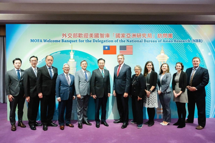 外交部長吳釗燮與「國家亞洲研究局」訪問團及與會賓客合影。