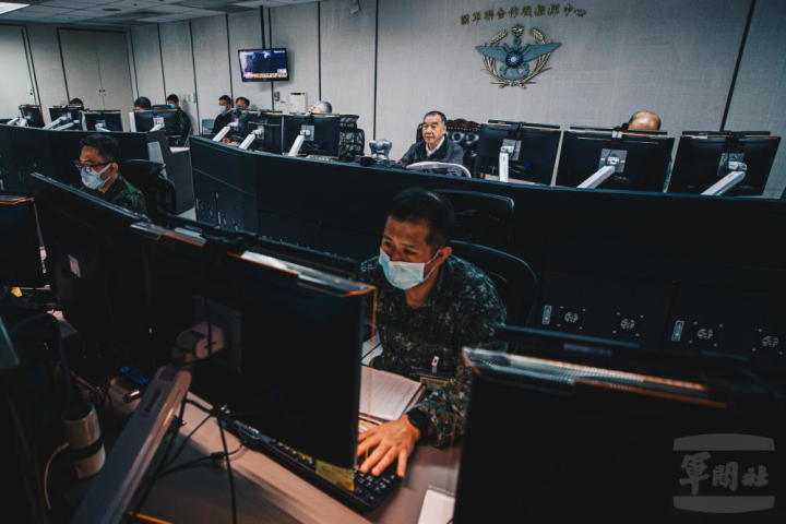 邱部長假日赴聯合作戰指揮中心主持戰敵情會報，勉勵官兵秉持「備戰不求戰，應戰不避戰」態度，實踐保家衛國使命。