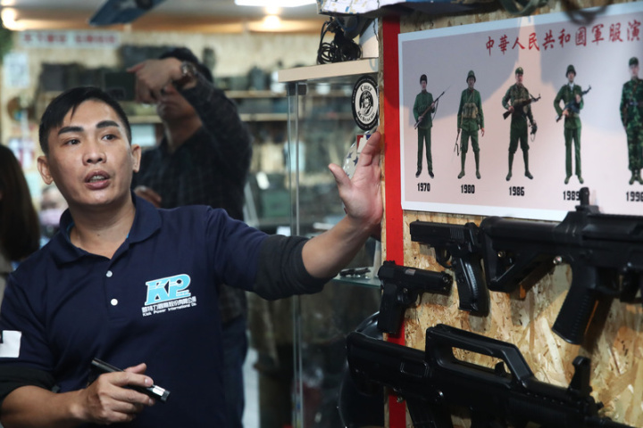 海軍退伍、曾赴美國接艦的全民國防射擊教育中心營運長熊麒勝，盼透過玩具槍使用與軍事歷史教育，推動全民國防。