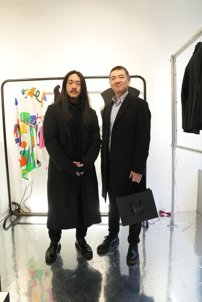 INF服裝品牌設計師郭瑋（左）在倫敦時裝週期間，以台灣海女文化為主題發表新作，文化部駐英國代表處文化組組長陳斌全（右）也到快閃店表達支持。（INF提供）