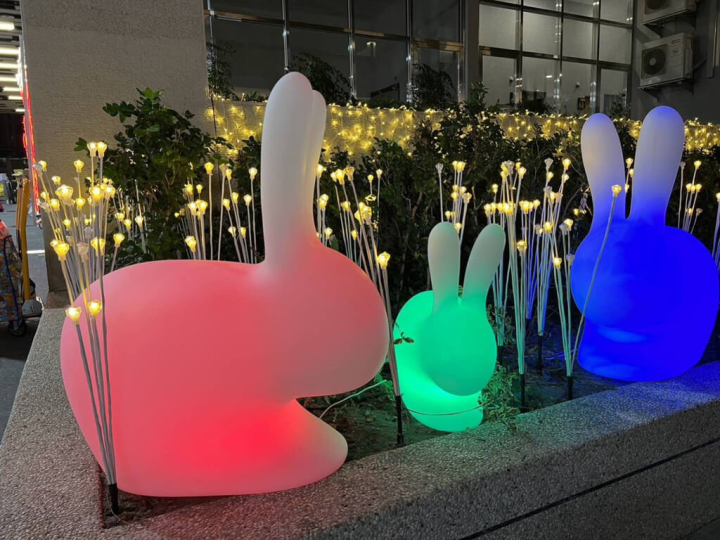 台中市政府交通局在豐原轉運中心設置兔型變色燈，讓民眾搭車也能賞花燈。（台中市交通局提供）