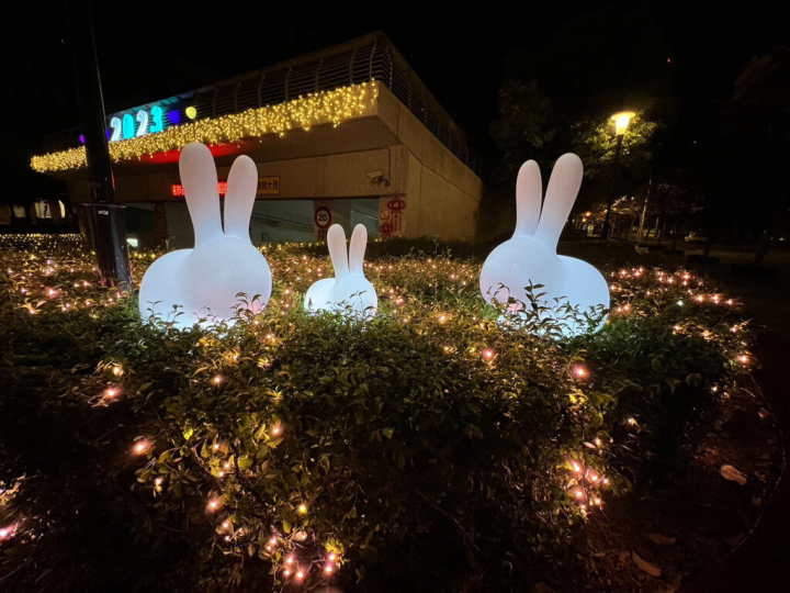 台中市政公園地下停車場綠色植栽跳出可愛兔子，吸引許多停車民眾前來拍照打卡。（台中市交通局提供）