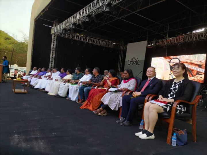 印度克勒拉省（Kerala）「2023國際劇場藝術節」5日晚間開幕，駐印度副代表謝柏輝（右2）與副參事趙向群（右1）應邀出席，而台灣歌仔戲天團明華園將於6日起演出兩場。（駐印度代表處提供）