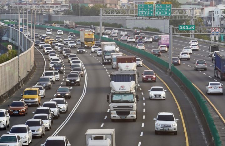 國發會20日通過國道7號計畫，期望舒緩國道1號容量負擔。圖為國道一號高雄交流道鼎金路段車潮增。