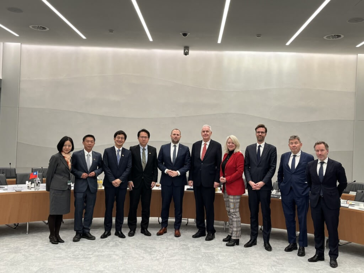 荷蘭眾議院正式接待台灣立委，寫下台荷國會交流歷史性一刻。左起駐荷代表陳欣新、立委許智傑、蔡適應、邱志偉，右起荷蘭議員范哈佳、艾品克、史卓瑪、穆德、德羅恩、赫爾馬。（駐荷代表處提供）