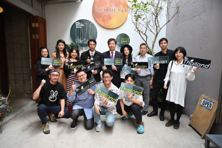 駐泰大使莊碩漢（後排右5）、泰國設計重要獎項「年度設計家」主席Eakachart_Joneurairatana教授（後排左4）與策展人郭俞霈（後排右4）及6位臺泰創作人於開幕合影