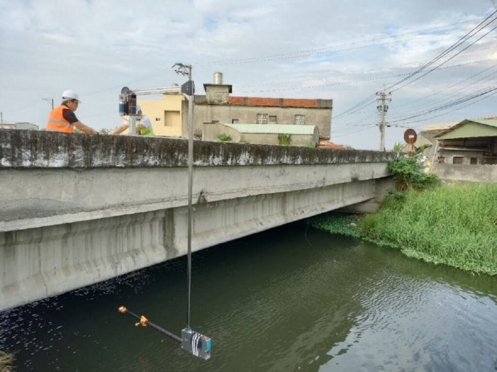 全國車行橋梁約2萬3000多座，目前橋底檢測多半靠目視，檢測人員得冒風險作業。交通部運輸研究所成功研發仿內視鏡的橋梁檢測機械手臂，且可即時傳送影像，比目視更安全可靠。（運研所提供）