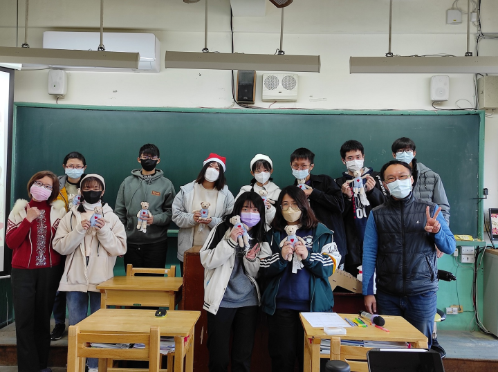 教育部國民及學前教育署於111學年度推動「高級中等學校適性學習社區推動校訂課程及彈性學習時間與大專校院協作共好計畫」，共計補助297所高中辦理各式自主學習活動與成果發表，共享教育經驗。