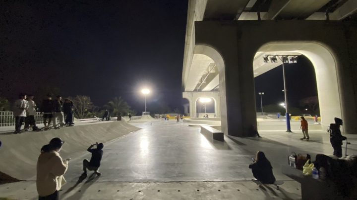 高雄市政府在高捷青埔站下方空地，斥資新台幣2000萬元打造高雄首座專業滑板場地，有適合各種程度玩家的多項極限運動設施，日前已完工開始試營運，適合各階段板友前往練技，未來將採開放式管理。（邱志偉辦公室提供）