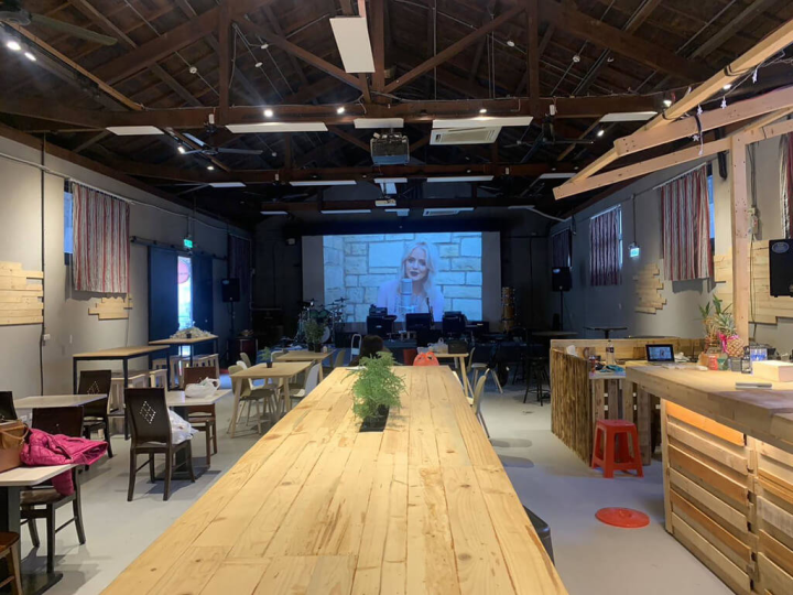 新竹縣政府原住民族行政處為推廣竹東在地特有原民文化，過去成立原民產業展銷中心「Wah！幾散竹東」，並持續提升展演廳環境，在中心內打造「遊牧音樂館」，為原民餐飲結合展演的複合式空間，24日將開幕。（新竹縣政府提供）