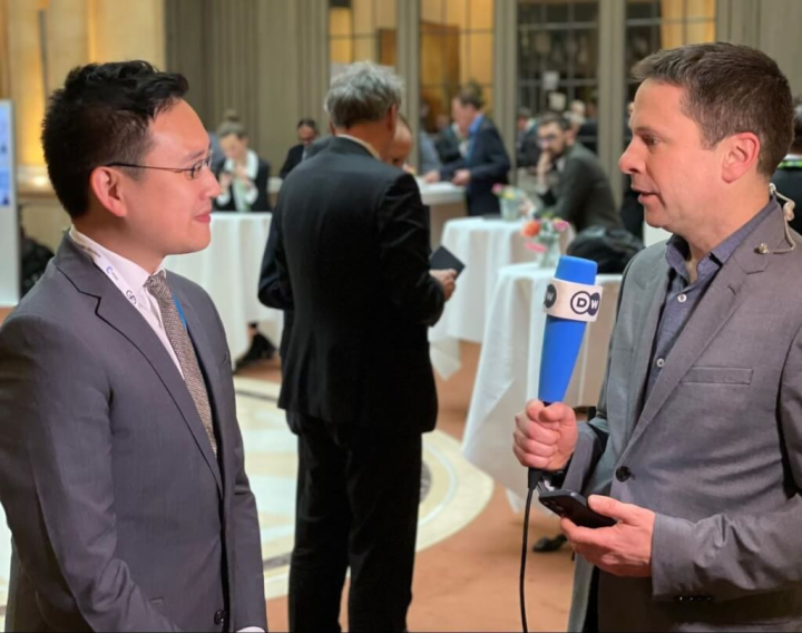 新科台北市議員趙怡翔（左）受邀參加慕尼黑安全會議期間接受德國之聲訪問，呼籲各國加強並及早支持台灣。（圖取自facebook.com/vyctpe）