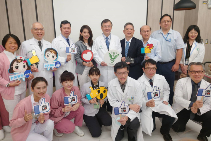 奇美醫學中心院長林宏榮（後左3）與東台精機董事長嚴瑞雄（後右4）16日出席在奇美醫院舉行的全方位導管零點偵測儀發表會。